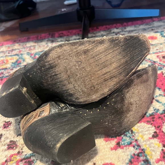 ARIAT Fenix ankle boot size 9.5. Worn less than 5 times. - Picture 4 of 6